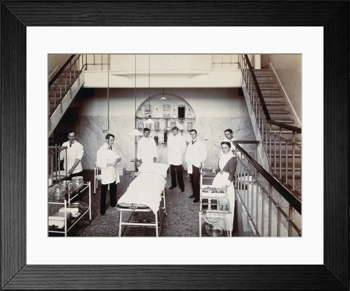 Framed Print : University College Hospital: medical staff in an operating theatre... c1900s. Creator: Unknown Framed Print : University College Hospital: medical staff in an operating theatre... c1900s. Creator: Unknown