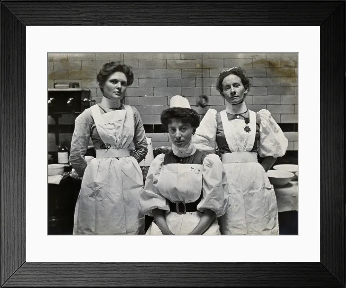 Framed Print : Charing Cross Hospital: portrait of theatre staff, 1904. Creator: Unknown Framed Print : Charing Cross Hospital: portrait of theatre staff, 1904. Creator: Unknown