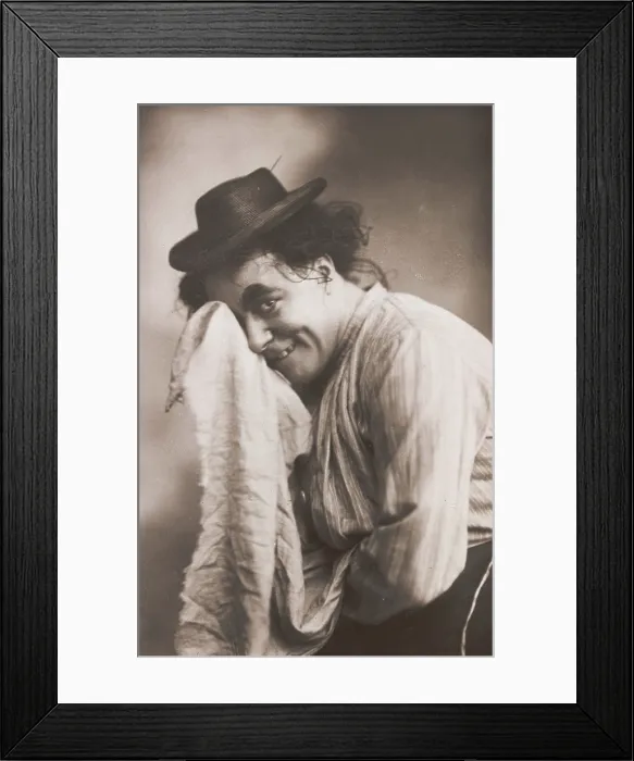 Framed Print : George Robey in drag as a pantomime dame, (between 1900 and 1909?). Creator: Unknown Framed Print : George Robey in drag as a pantomime dame, (between 1900 and 1909?). Creator: Unknown