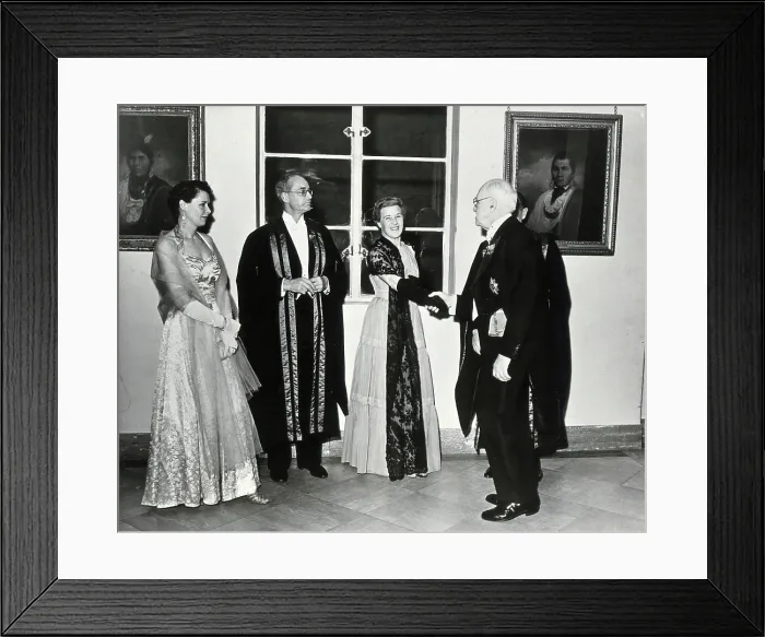 Framed Print : Sir Henry Hallett Dale at the dinner of the Faculty of Anaesthetists, Royal College of... 1954. Creator: Fox Photos Framed Print : Sir Henry Hallett Dale at the dinner of the Faculty of Anaesthetists, Royal College of... 1954. Creator: Fox Photos