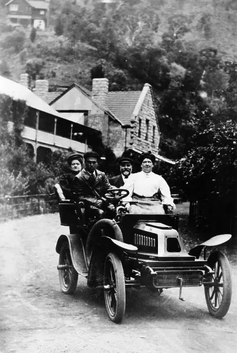 Framed Print : A 1 cylinder De Dion car and passengers, 1904 Framed Print : A 1 cylinder De Dion car and passengers, 1904