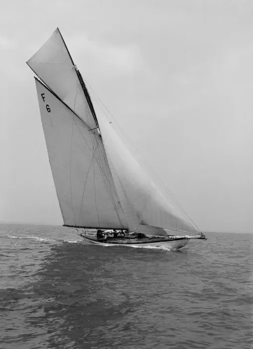 Framed Print : The 10 Metre class Eleda (F6) sailing close-hauled, 1914. Creator: Kirk & Sons of Cowes