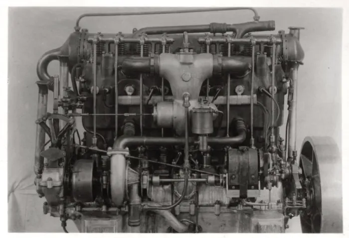 Framed Print : 115 PS Daimler airship engine of Zeppelin LZ 6, c1909-1910 (1933) Framed Print : 115 PS Daimler airship engine of Zeppelin LZ 6, c1909-1910 (1933)