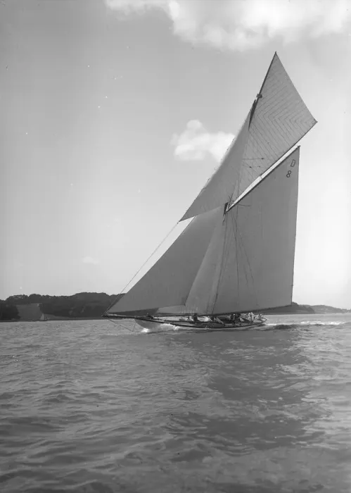 Framed Print : The 15 Metre cutter Paula II close-hauled, 1911. Creator: Kirk & Sons of Cowes