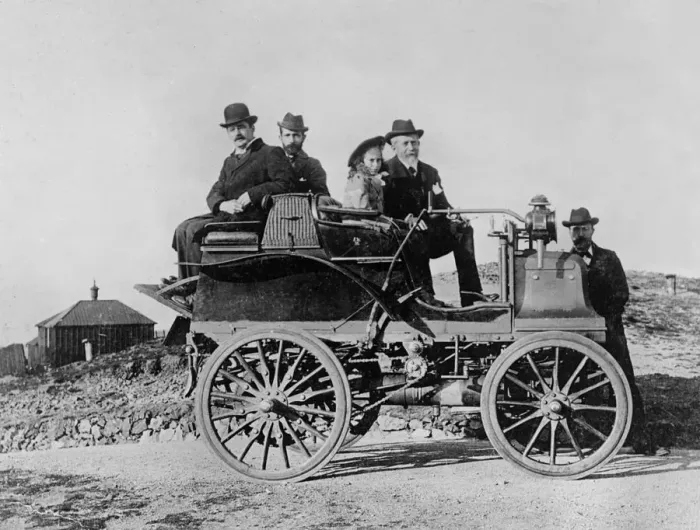 Framed Print : 1896 Daimler, Hon. Evelyn Ellis with his daughter and J. S. Critchley, Daimler works manager Framed Print : 1896 Daimler, Hon. Evelyn Ellis with his daughter and J. S. Critchley, Daimler works manager