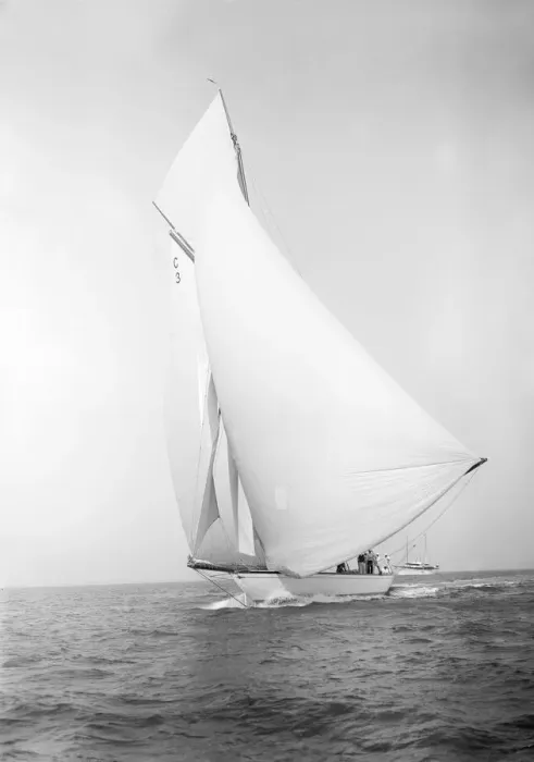 Framed Print : The 19-metre class Corona running downwind, 1911. Creator: Kirk & Sons of Cowes