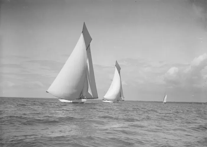 Framed Print : The 19-metre class Mariquita & Corona race downwind under spinnaker, 1911 Framed Print : The 19-metre class Mariquita & Corona race downwind under spinnaker, 1911