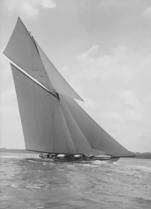 Framed Print : The 19-metre class Mariquita sailing close-hauled, 1911. Creator: Kirk & Sons of Cowes
