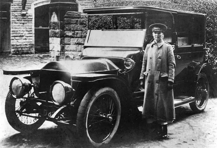 Framed Print : 1904 Napier with Esther Goodall, chauffeuse. Creator: Unknown Framed Print : 1904 Napier with Esther Goodall, chauffeuse. Creator: Unknown