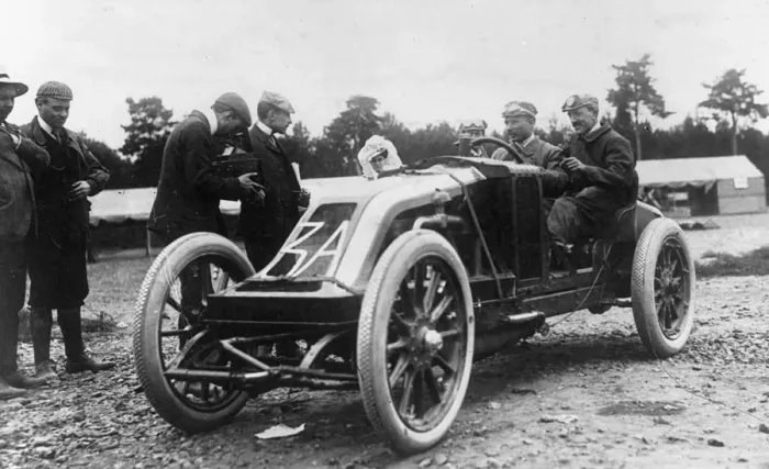 Framed Print : 1906 Renault, Szisz in Grand Prix de L ACF. Creator: Unknown Framed Print : 1906 Renault, Szisz in Grand Prix de L ACF. Creator: Unknown