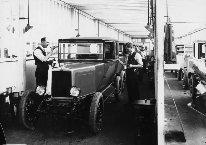 Framed Print : 1928 Morris Cowley Saloon Paint Shop, c1928 Framed Print : 1928 Morris Cowley Saloon Paint Shop, c1928