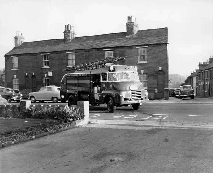 Framed Print : 1950 Bedfords type fire engine, (c1950?) Framed Print : 1950 Bedfords type fire engine, (c1950?)
