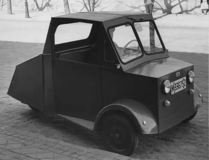 Framed Print : 1956 Iresa 3 wheeler. Creator: Unknown Framed Print : 1956 Iresa 3 wheeler. Creator: Unknown