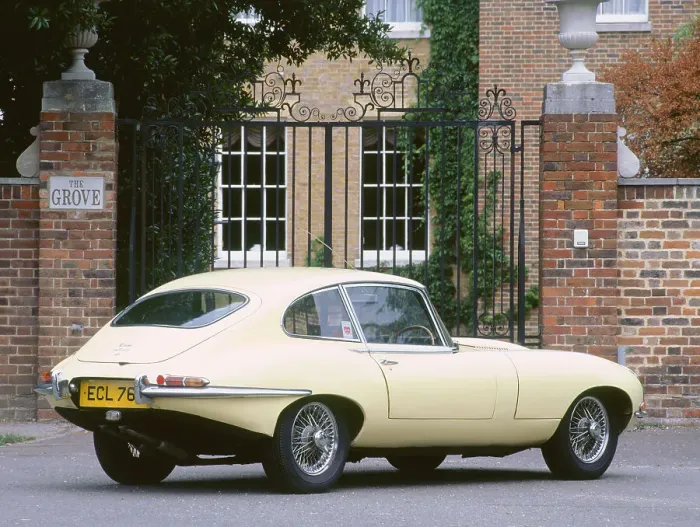Framed Print : 1966 Jaguar E Type 4.2 S1 2+2 Framed Print : 1966 Jaguar E Type 4.2 S1 2+2