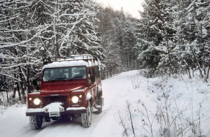 Framed Print : 2001 Land Rover Defender driving in snowy conditions. Creator: Unknown Framed Print : 2001 Land Rover Defender driving in snowy conditions. Creator: Unknown