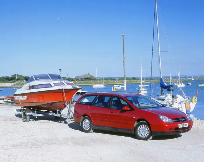 Framed Print : 2002 Citroen C5 hdi towing a boat by harbour Framed Print : 2002 Citroen C5 hdi towing a boat by harbour