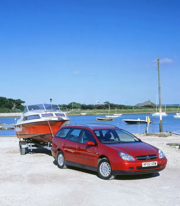 Framed Print : 2002 Citroen C5 hdi towing a boat by harbour Framed Print : 2002 Citroen C5 hdi towing a boat by harbour