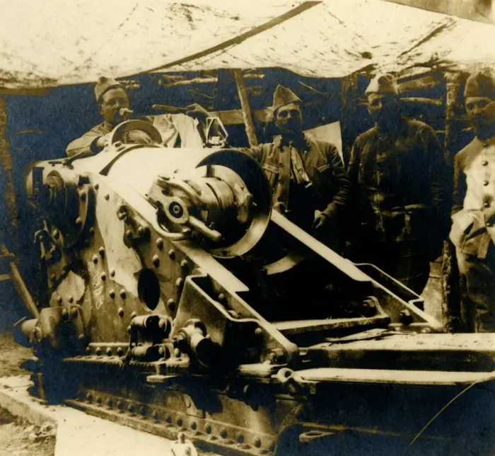 Framed Print : 220 gun in its emplacement, c1914-c1918 Framed Print : 220 gun in its emplacement, c1914-c1918