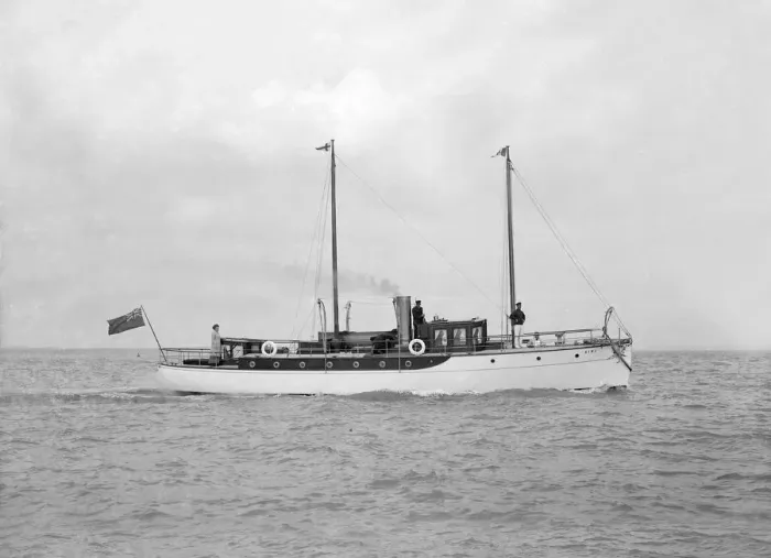 Framed Print : The 23 ton motor yacht Kiwi under way, 1914. Creator: Kirk & Sons of Cowes