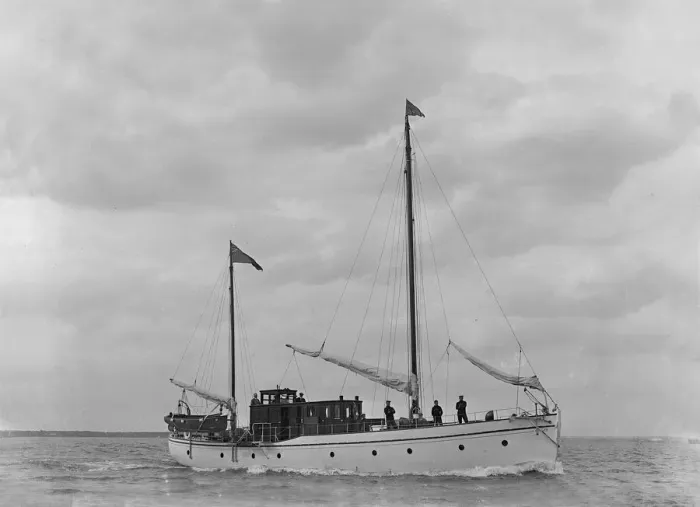 Framed Print : The 44 ton auxiliary ketch Wayfarer, 1921. Creator: Kirk & Sons of Cowes Framed Print : The 44 ton auxiliary ketch Wayfarer, 1921. Creator: Kirk & Sons of Cowes