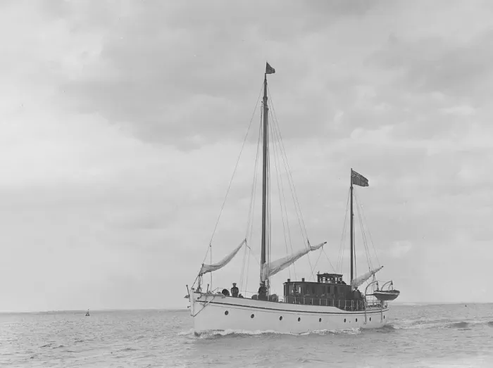 Framed Print : The 44 ton ketch Wayfarer, 1921. Creator: Kirk & Sons of Cowes Framed Print : The 44 ton ketch Wayfarer, 1921. Creator: Kirk & Sons of Cowes