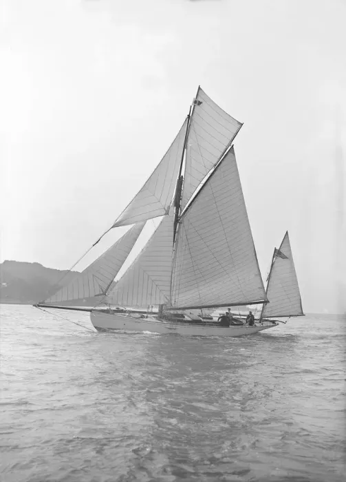 Framed Print : The 46 ft yawl Chinkara under sail, 1913. Creator: Kirk & Sons of Cowes Framed Print : The 46 ft yawl Chinkara under sail, 1913. Creator: Kirk & Sons of Cowes