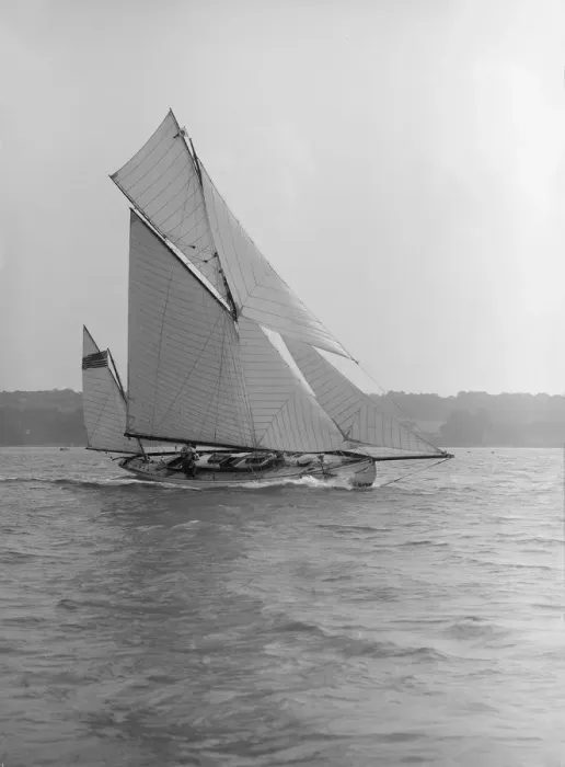 Framed Print : The 46 ft yawl Chinkara under sail, 1913. Creator: Kirk & Sons of Cowes Framed Print : The 46 ft yawl Chinkara under sail, 1913. Creator: Kirk & Sons of Cowes
