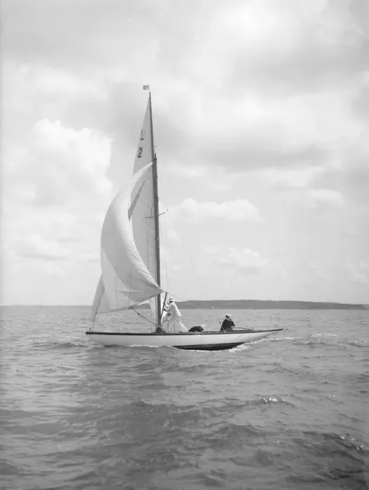 Framed Print : The 6 Metre class Cynthia setting spinnaker, 1912. Creator: Kirk & Sons of Cowes Framed Print : The 6 Metre class Cynthia setting spinnaker, 1912. Creator: Kirk & Sons of Cowes