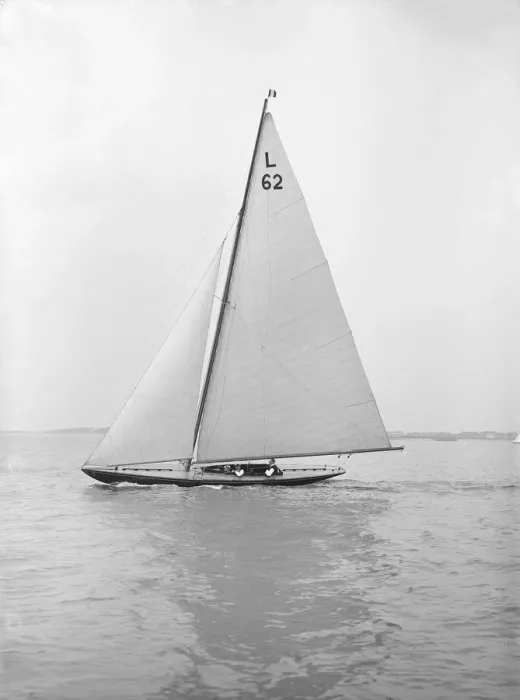 Framed Print : The 6 Metre class Mosquito sailing close-hauled, 1913. Creator: Kirk & Sons of Cowes