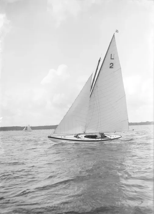 Framed Print : The 6 Metre Cynthia sailing upwind, 1912. Creator: Kirk & Sons of Cowes Framed Print : The 6 Metre Cynthia sailing upwind, 1912. Creator: Kirk & Sons of Cowes