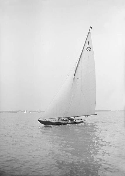 The 6 Metre Mosquito sailing close-hauled, 1913. Creator: Kirk & Sons of Cowes