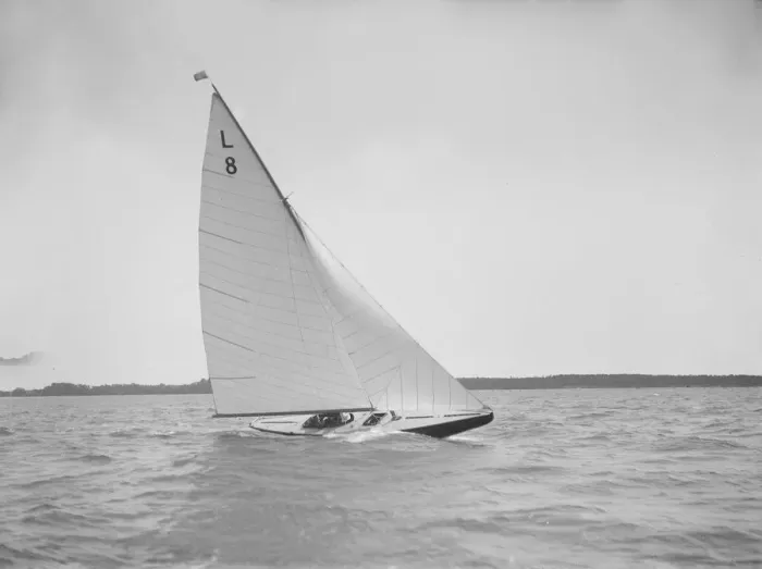 Framed Print : The 6 Metre Scotia IV sailing upwind on a fine day, 1913. Creator: Kirk & Sons of Cowes Framed Print : The 6 Metre Scotia IV sailing upwind on a fine day, 1913. Creator: Kirk & Sons of Cowes