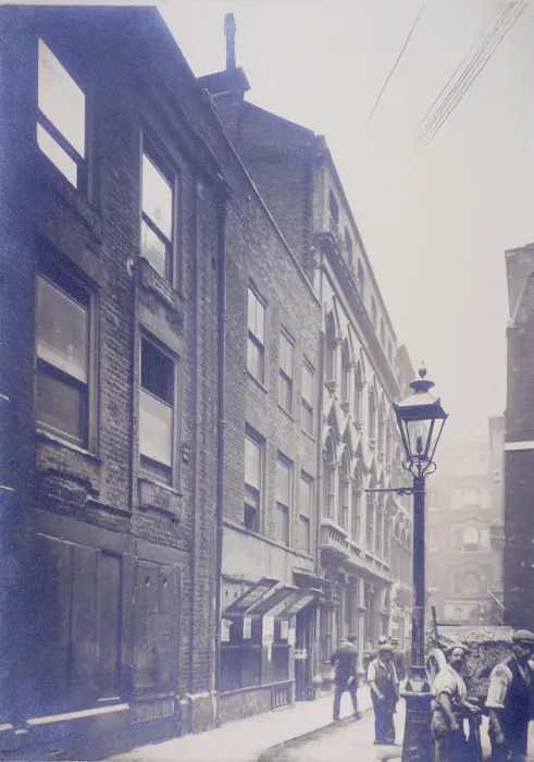Framed Print : No 7 Angel Court, London, 1911 Framed Print : No 7 Angel Court, London, 1911