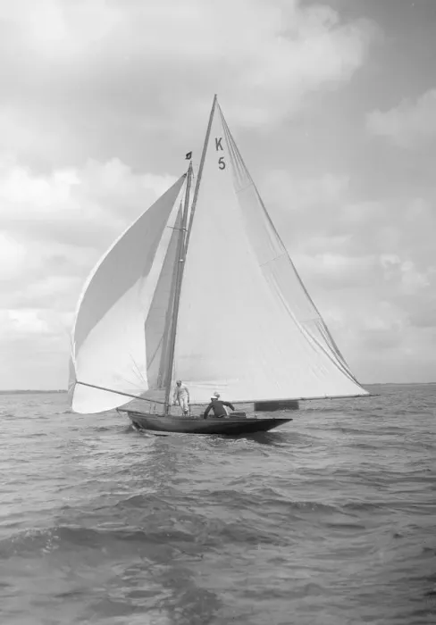 Framed Print : The 7 Metre class Endrick, 1912. Creator: Kirk & Sons of Cowes Framed Print : The 7 Metre class Endrick, 1912. Creator: Kirk & Sons of Cowes