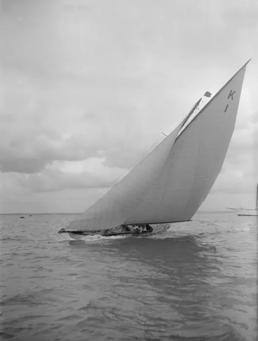 Framed Print : The 7 Metre Marsinah (K1) sailing close-hauled, 1912. Creator: Kirk & Sons of Cowes