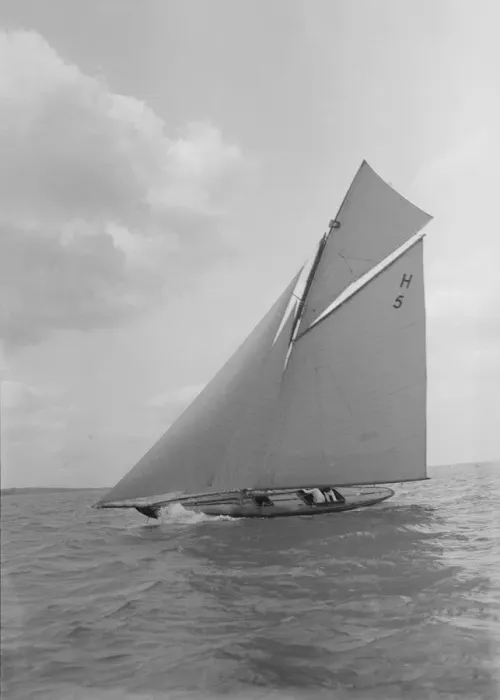 Framed Print : The 8 Metre class Endrick, 1911. Creator: Kirk & Sons of Cowes Framed Print : The 8 Metre class Endrick, 1911. Creator: Kirk & Sons of Cowes