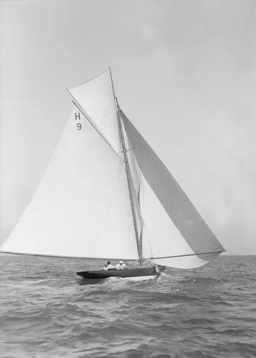 Framed Print : The 8 Metre class Termagent (H9) sailing with spinnaker, 1911 Framed Print : The 8 Metre class Termagent (H9) sailing with spinnaker, 1911