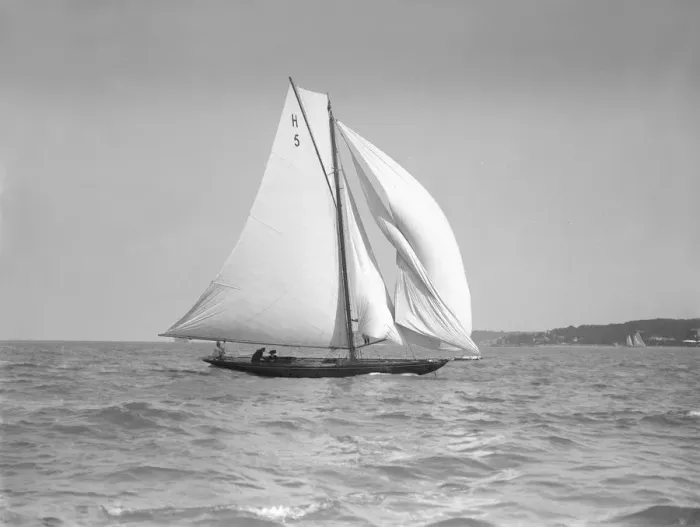 Framed Print : The 8 Metre Endrick, 1911. Creator: Kirk & Sons of Cowes Framed Print : The 8 Metre Endrick, 1911. Creator: Kirk & Sons of Cowes