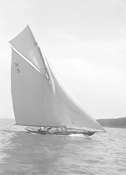 The 8 Metre Endrick sailing close-hauled, 1911. Creator: Kirk & Sons of Cowes