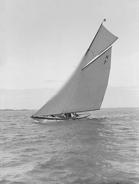 The 8 metre Garraveen (H7), sailing close-hauled, 1914 Creator: Kirk & Sons of Cowes
