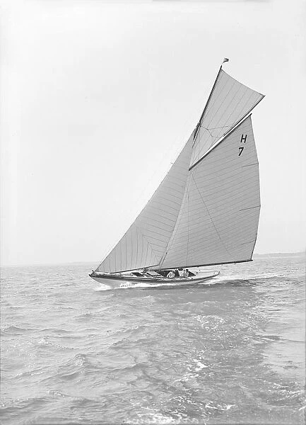 The 8 Metre Garraveen, sailing close-hauled, 1914. Creator: Kirk & Sons of Cowes