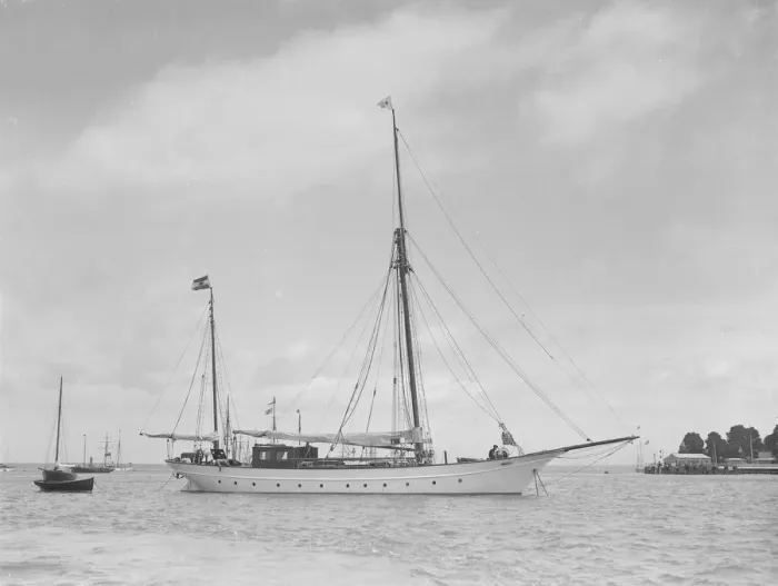 Framed Print : The 90 ft Quo Vadis at anchor, 1911. Creator: Kirk & Sons of Cowes Framed Print : The 90 ft Quo Vadis at anchor, 1911. Creator: Kirk & Sons of Cowes