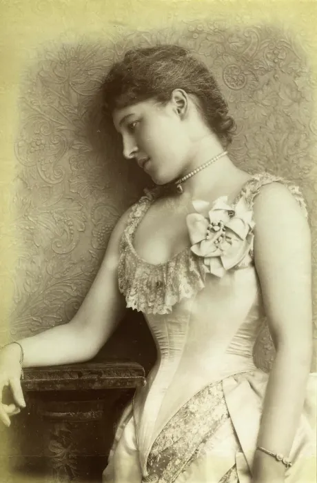 Framed Print : Actress and socialite Lillie Langtry, 1885. Creator: William Downey Framed Print : Actress and socialite Lillie Langtry, 1885. Creator: William Downey