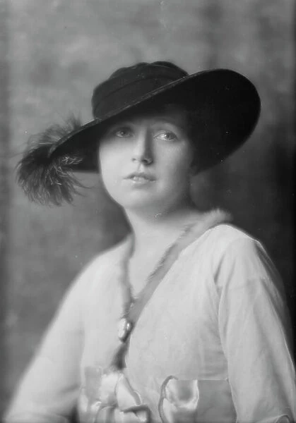 Adams, Mrs. portrait photograph, 1914. Creator: Arnold Genthe