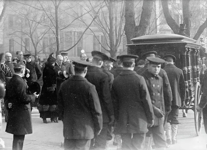 Framed Print : Admiral George Dewey, U.S.N. - Coffin Leaving House, 1917. Creator: Harris & Ewing. Admiral George Dewey, U.S.N. - Coffin Leaving House, 1917. Creator: Harris & Ewing Framed Print : Admiral George Dewey, U.S.N. - Coffin Leaving House, 1917. Creator: Harris & Ewing. Admiral George Dewey, U.S.N. - Coffin Leaving House, 1917. Creator: Harris & Ewing