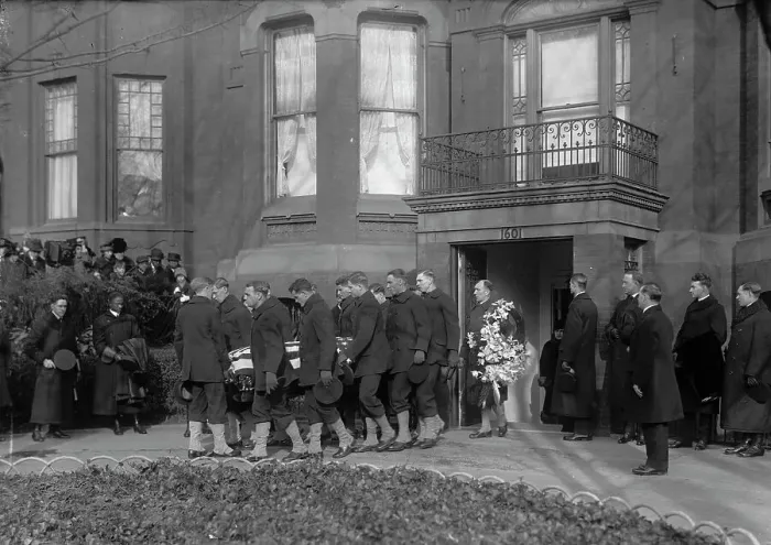 Framed Print : Admiral George Dewey, U.S.N. - Coffin Leaving House, 1917. Creator: Harris & Ewing. Admiral George Dewey, U.S.N. - Coffin Leaving House, 1917. Creator: Harris & Ewing Framed Print : Admiral George Dewey, U.S.N. - Coffin Leaving House, 1917. Creator: Harris & Ewing. Admiral George Dewey, U.S.N. - Coffin Leaving House, 1917. Creator: Harris & Ewing