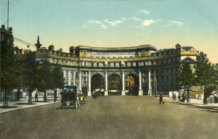 Framed Print : Admiralty Arch, London, c1915. Creator: Unknown Framed Print : Admiralty Arch, London, c1915. Creator: Unknown