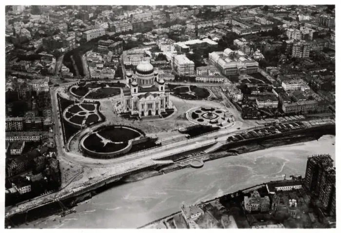 Framed Print : Aerial view of the Cathedral of Christ the Saviour, Moscow, USSR, from a Zeppelin, 1930 (1933) Framed Print : Aerial view of the Cathedral of Christ the Saviour, Moscow, USSR, from a Zeppelin, 1930 (1933)