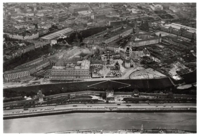 Framed Print : Aerial view of the Kremlin, Moscow, USSR, from a Zeppelin, 1930 (1933) Framed Print : Aerial view of the Kremlin, Moscow, USSR, from a Zeppelin, 1930 (1933)