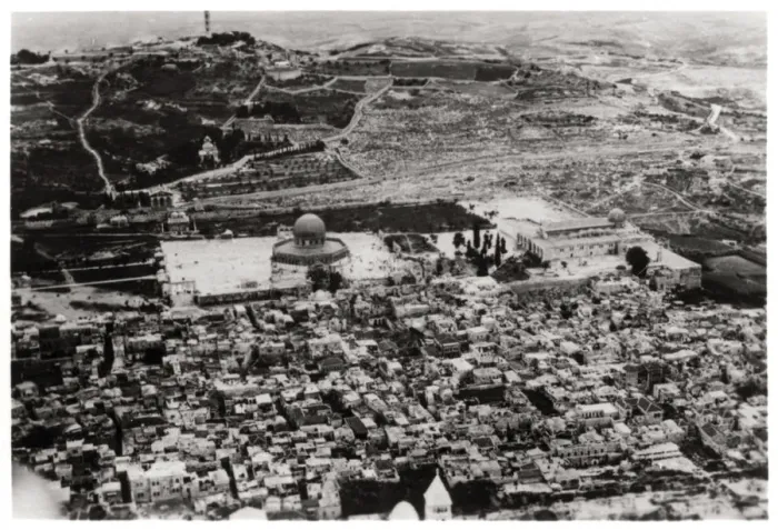 Framed Print : Aerial view of the Mosque of Omar, Jerusalem, Palestine, from a Zeppelin, 1931 (1933) Framed Print : Aerial view of the Mosque of Omar, Jerusalem, Palestine, from a Zeppelin, 1931 (1933)